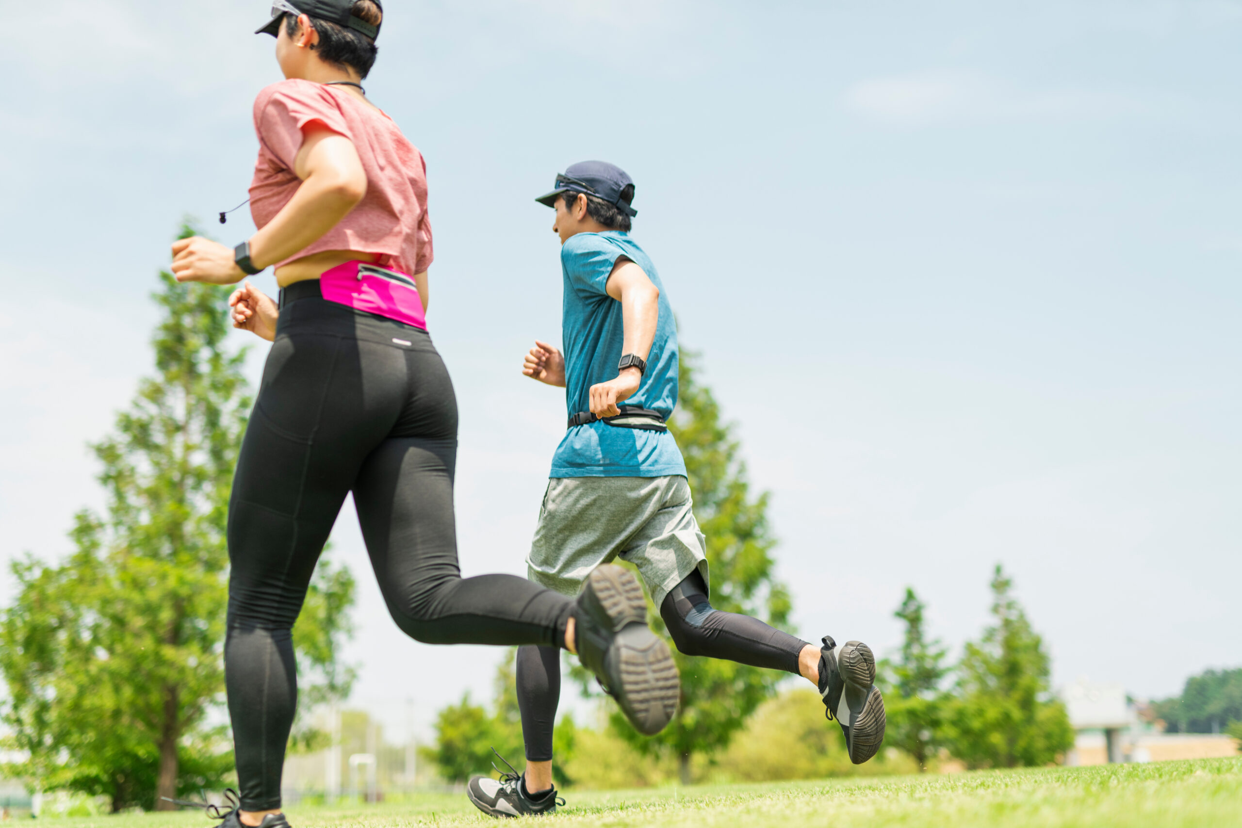 軽いジョギングから本格的ランニングまで（男女ランニングシーン）