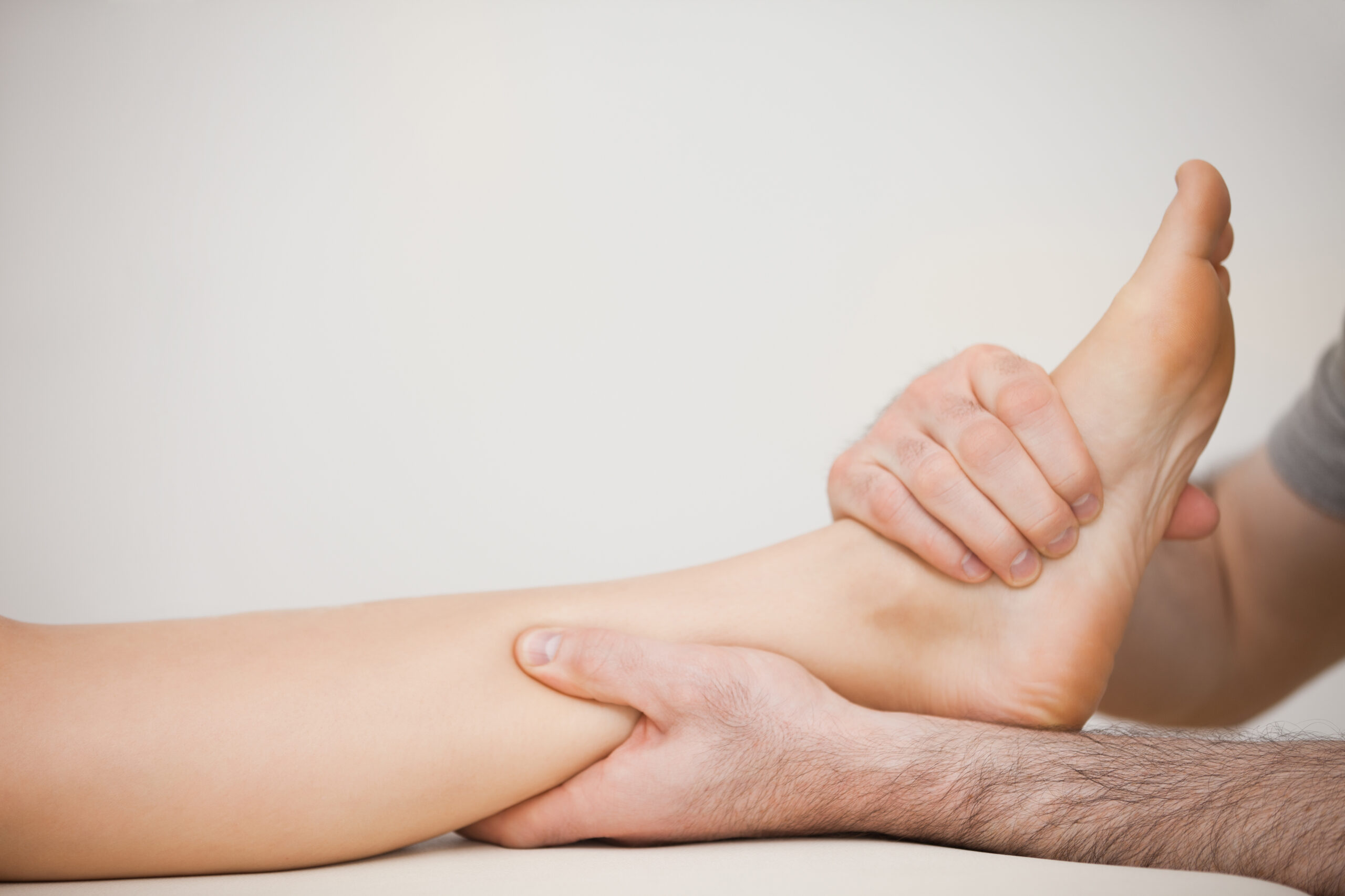 アキレス腱炎への対応として、足が過剰回内（オーバープロネーション）の場合には、そこに直接アドレスすることが大切です。