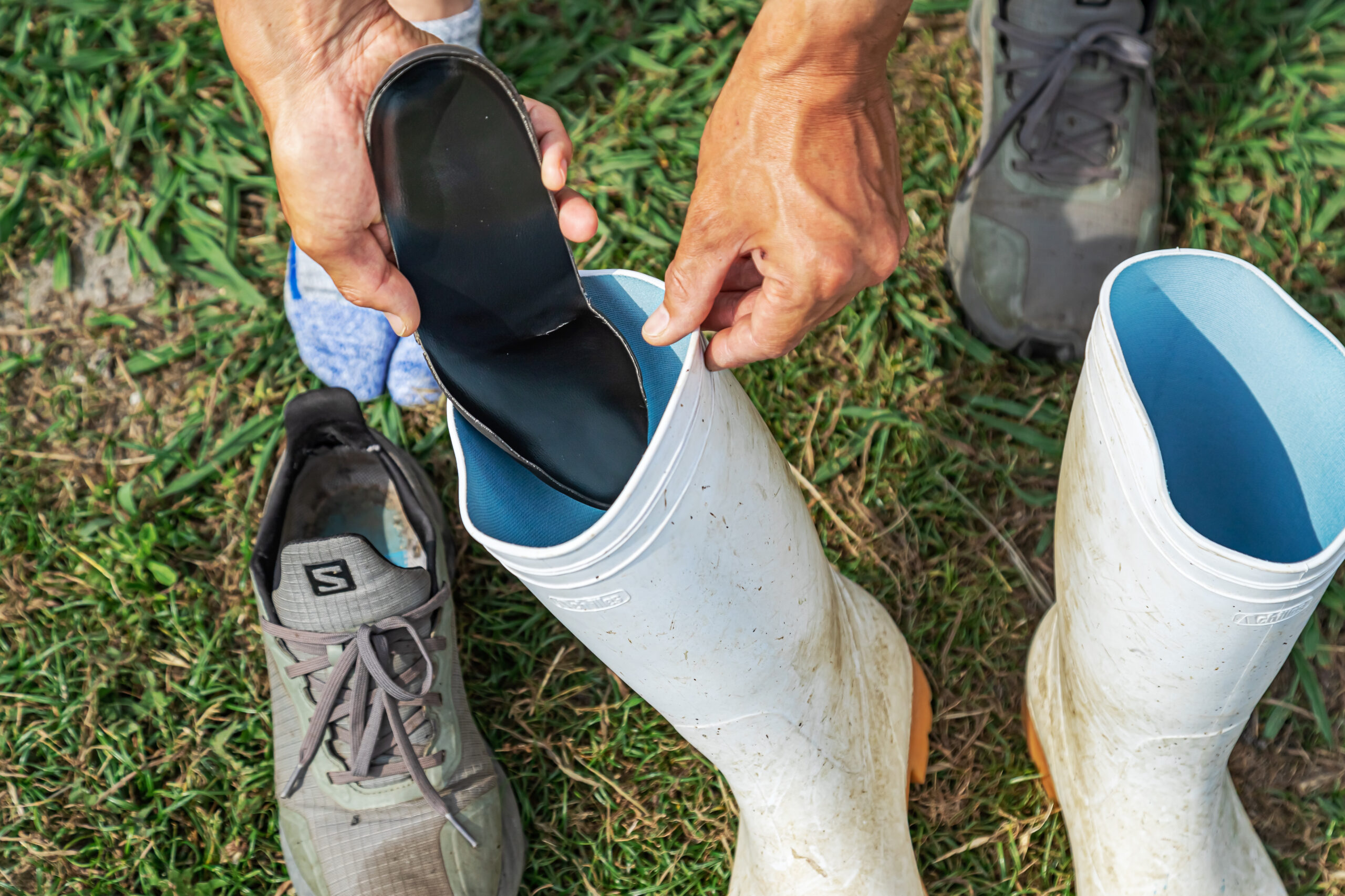 農作業には長靴が必須。作業のたびに普段履いているシューズから長靴へと『Northwest Superglass®』を入れ替えることで作業時の腰の負担を和らげてくれる