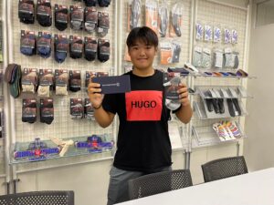 NWPL社のファンクショナルインソール、Life OTCとコンティショニングソックスを手にする本大志選手