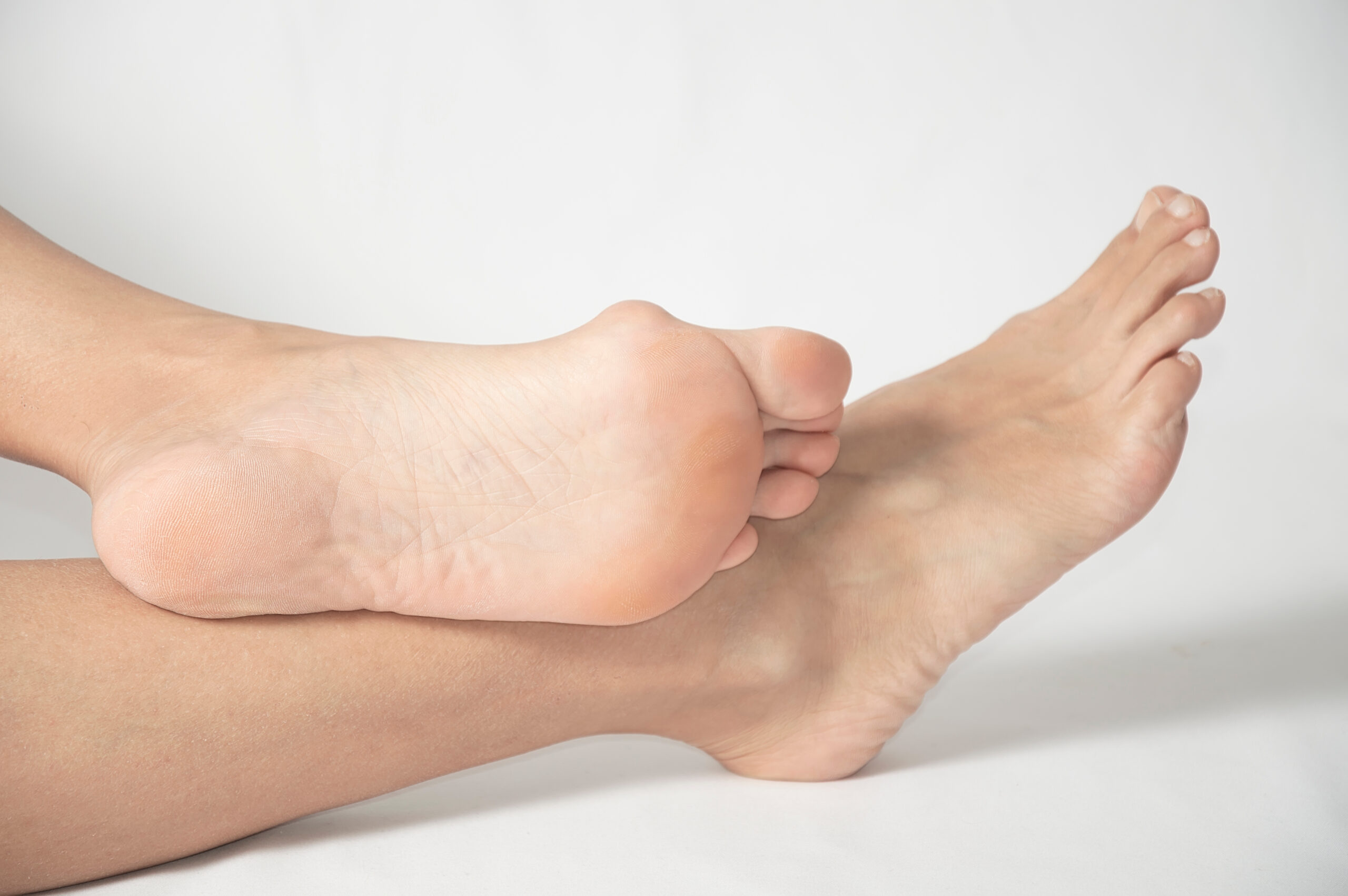 男女問わず多くの方が抱える足の悩みのひとつ、外反母趾。巷には数多の外反母趾対策グッズやサービスがあふれている。他方、外反母趾の根本的な原因にアドレスしないものも多くあり、逆に外反母趾の症状を症状を助長する懸念もある